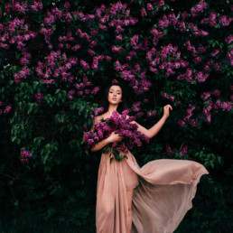 kobieca sesja portretowa w kwitnącym bzie