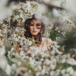 kobieca sesja w kwitnącym sadzie
